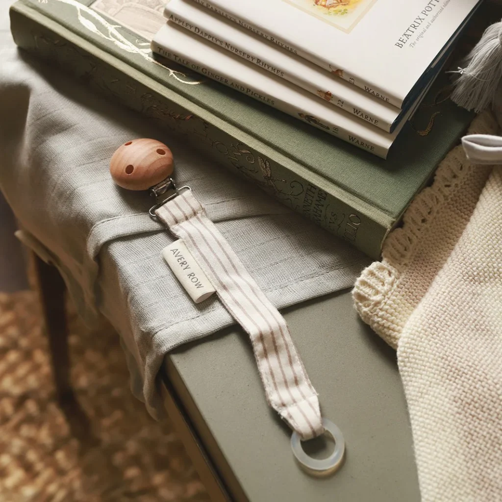 Stripe_Pacifier_Holder